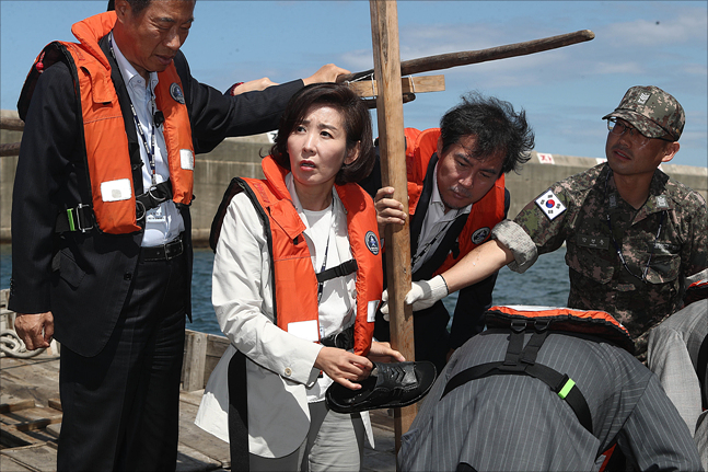 나경원 원내대표 등 자유한국당 의원들이 12일 오후 강원도 동해 해군 제1함대 군항에서 지난달 15일 삼척항에 입항한 북한 선박을 살펴보고 있다. ⓒ데일리안 홍금표 기자