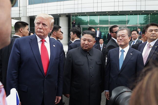 문재인 대통령과 김정은 북한 국무위원장, 도널드 트럼프 미국 대통령이 지난달 30일 오후 판문점 남측 자유의 집 앞에서 만나 얘기를 나누고 있다.(자료사진)ⓒ청와대