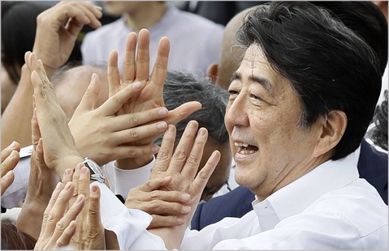 아베 신조 일본 총리가 지난 4일 후쿠시마 현 후쿠시마시에서 유세에 나서 지지자들을 만나고있다. ⓒ연합뉴스