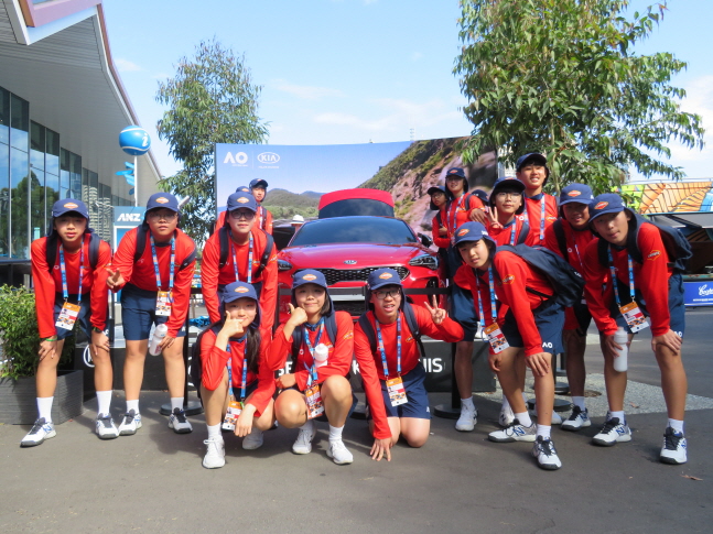 2019 기아자동차 호주오픈 테니스 대회 볼키즈로 참가한 유소년들의 현지 기념 촬영 사진ⓒ기아차