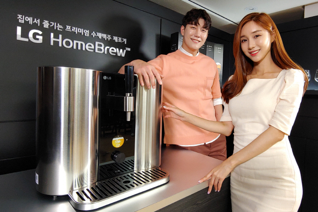 LG전자 모델들이 16일 서울 광화문 주한영국대사관에서 개최된 세계 첫 캡슐형 수제맥주제조기 'LG 홈브루(LG HomeBrew)' 출시 행사에서 세계 첫 캡슐형 수제맥주제조기 'LG 홈브루(LG HomeBrew)'를 소개하고 있다.ⓒLG전자