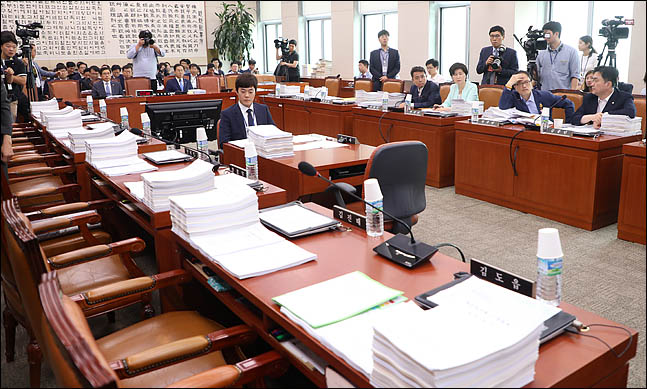 17일 오후 국회에서 열릴 예정이었던 법제사법위원회 전체회의가 자유한국당과 바른미래당 의원들의 불참으로 개회되지 않고 있다. ⓒ데일리안 박항구 기자 