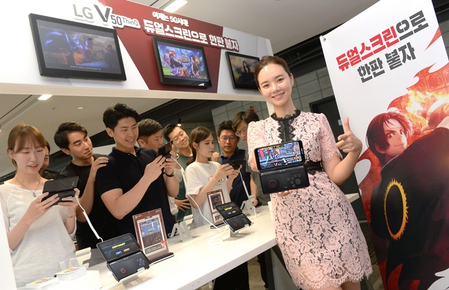 LG전자 모델과 고객들이 LG V50 씽큐(ThinQ)와 듀얼스크린으로 모바일 게임을 즐기고 있다.ⓒLG전자