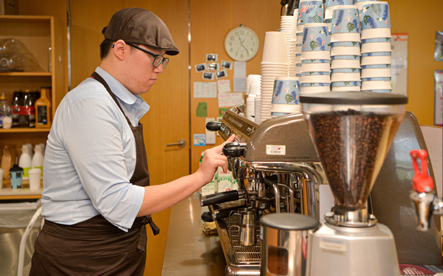 17일 경기도 분당구 정자동 SK㈜ C&C사옥 9층 카페포유로 첫 출근한 유석훈씨가 커피를 내리고 있다. ⓒSK