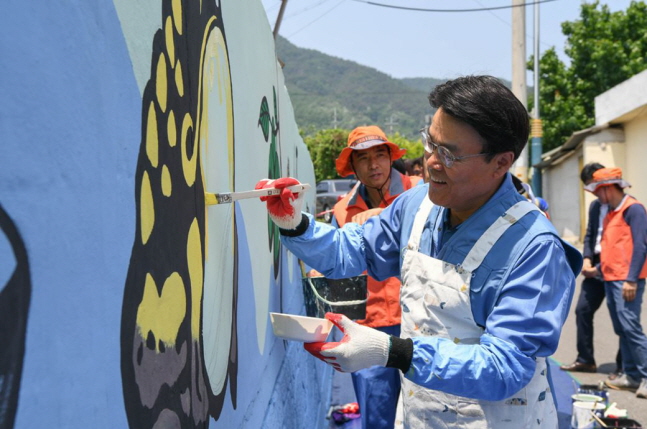 최정우 포스코 회장이 글로벌 볼런티어 위크 첫날인 지난 24일 광양 섬거마을에서 임직원들과 벽화그리기 봉사활동을 하고 있다.ⓒ포스코
