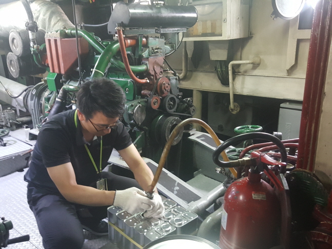 한국석유관리원 검사원이 선박연료 품질점검 서비스를 위해 유람선의 연료탱크에서 연료 샘플을 채취하고 있다.ⓒ한국석유관리원