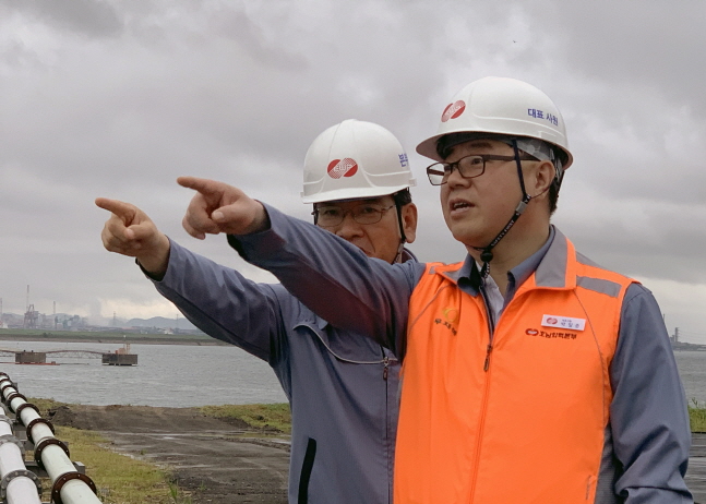 박일준 한국동서발전 사장(오른쪽)이 호남화력본부 안전점검을 실시하고 있다.ⓒ한국동서발전