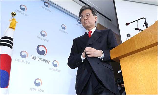 김현종 청와대 국가안보실 2차장은 19일 브리핑에서 '한국이 국제법을 위반하고 있다'는 고노 다로 일본 외무상 담화에 대해 "국제법 위반 주체는 일본"이라고 반박했다.(자료사진)ⓒ데일리안