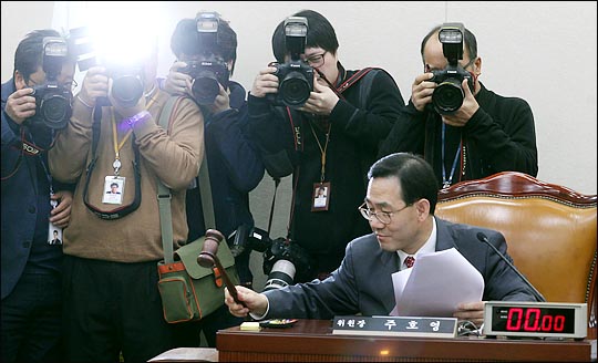 주호영 자유한국당 의원이 지난 2013년 12월 국회 정치개혁특별위원장을 맡고 있을 때, 전체회의 개의를 알리며 의사봉을 두드리고 있다. ⓒ데일리안 박항구 기자