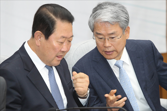 바른미래당에서 '제3지대 신당'을 처음 목소리 높였던 박주선 의원과 김동철 의원이 대화를 나누고 있다(자료사진). ⓒ데일리안 홍금표 기자