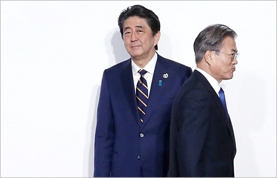 문재인 대통령이 지난달 28일 일본 오사카에서 열린 G20 정상회의 공식환영식에서 의장국인 일본 아베 신조 총리와 악수한 뒤 이동하고 있다. ⓒ연합뉴스