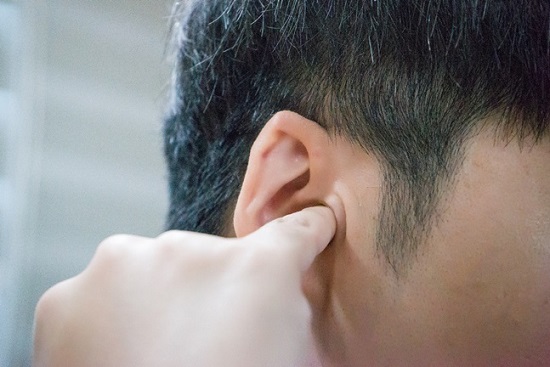 귀를 자주 파면 귀지가 지나치게 제거돼 세균이 감염될 위험이 있고, 외이도 피부의 지방층이 파괴돼 급성 염증이 생길 수도 있다. ⓒ고려대 안산병원