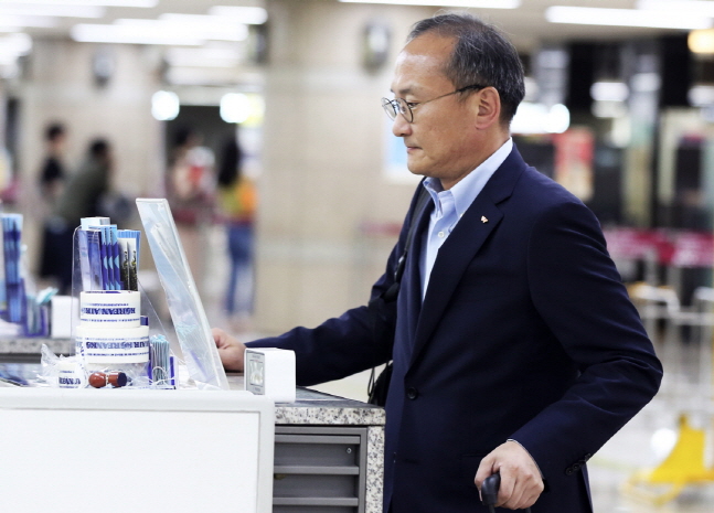 이석희 SK하이닉스 사장이 21일 오후 김포국제공항을 통해 일본으로 출국하고 있다.ⓒSK하이닉스