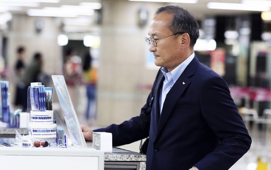 이석희 SK하이닉스 사장이 21일 오후 김포국제공항을 통해 일본으로 출국하고 있다.ⓒSK하이닉스 