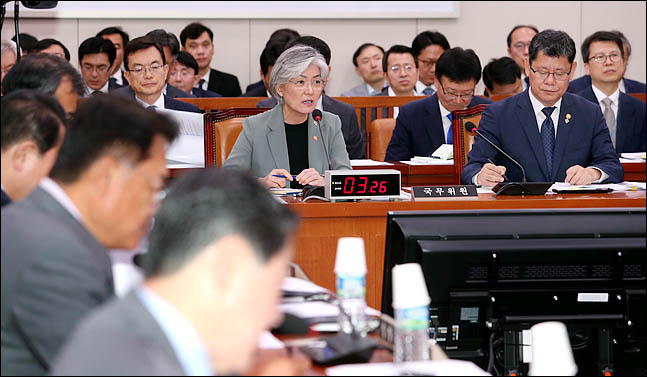 ⓒ강경화 외교부 장관이 25일 국회에서 열린 국회 외교통일위원회 전체회의에서 의원들의 질의에 답변하고 있다. ⓒ데일리안 박항구 기자
