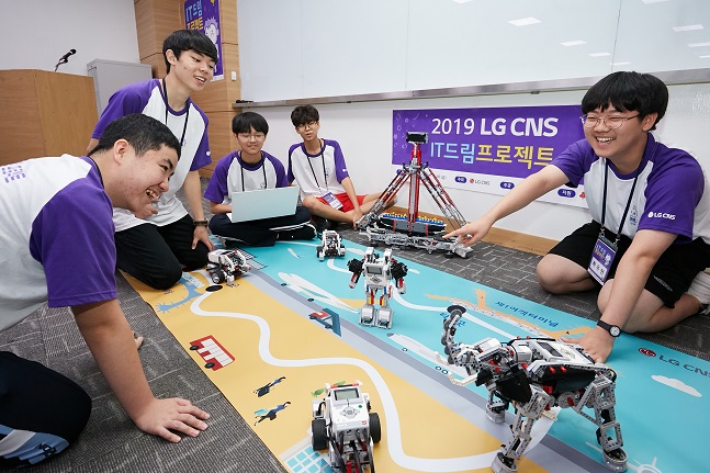 LG CNS ‘IT드림프로젝트’에 참여한 학생들이 자율주행차를 개발해 실습하고 있다.ⓒLG CNS