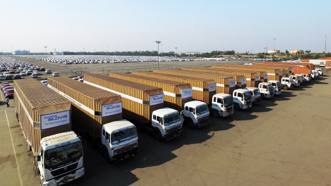 현대글로비스 첸나이법인에서 인도 북∙서부로 완성차를 운송하는 트럭들이 대기하고 있는 모습ⓒ현대글로비스 