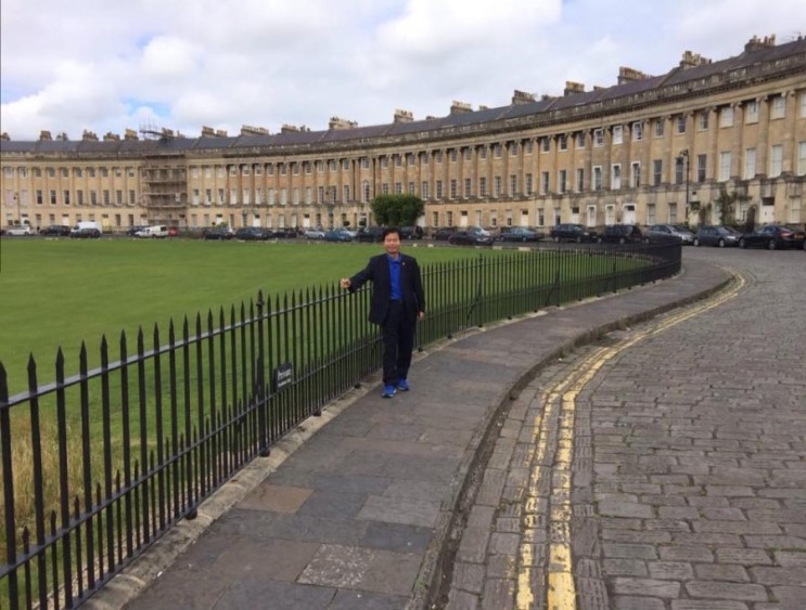 김승환 전북교육감이 2015년 여름 영국 방문 당시 유명 관광지인 바스(Bath)에서 기념 사진을 찍고 있다. ⓒ김승환 교육감 공식 블로그