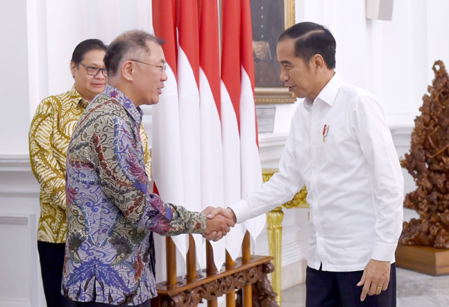 정의선 현대자동차그룹 수석부회장(왼쪽)과 조코 위도도 인도네시아 대통령이 25일 자카르타 대통령궁에서 만나 악수를 나누고 있다. ⓒ현대자동차그룹