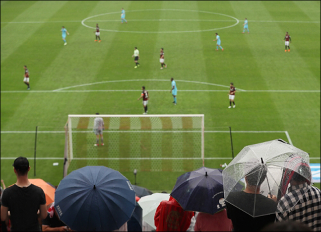 26일 내내 서울에 비가 예보되면서 많은 관중들이 우산을 쓰고 '팀 K리그'와 유벤투스의 경기를 지켜볼 전망이다. ⓒ 연합뉴스