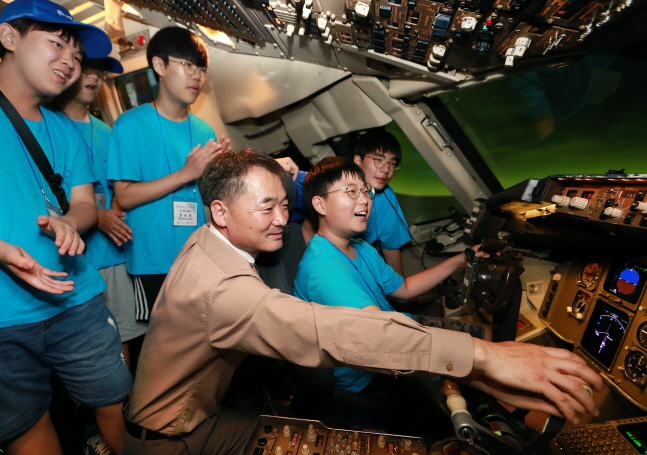아시아나항공이 25일 서울시 강서구 오쇠동 본사에서 개최한 ‘2019년 제 6회 청소년 항공교실’에서 중학생 참가자들이 운항승무원들이 실제로 비행훈련을 실시하는 항공기 시뮬레이터를 체험하고 있다.ⓒ아시아나항공