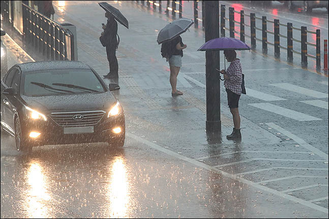 서울·인천·경기도 일부 지역에 호우경보가 내려진 26일 오전 서울 관악구에 우산을 쓴 시민들이 출근을 하고 있다. ⓒ데일리안 류영주 기자