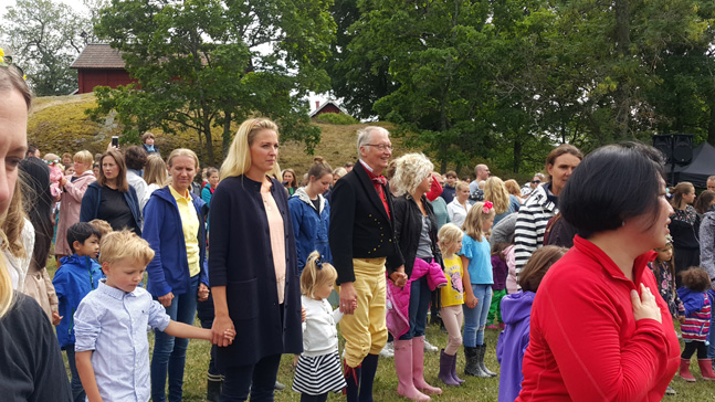 스웨덴 시민 중 일부는 그래도 국회의원들의 특권이 많고, 월급이 높다고 불만을 제기하고 있다. 사진은 스웨덴 전통 명절 하지 축제의 모습. (사진 = 이석원)