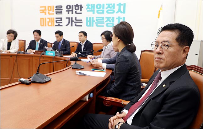 정운천 바른미래당 의원이 국회에서 열린 원내대책회의에 참석해 발언을 듣고 있다(자료사진). ⓒ데일리안 박항구 기자