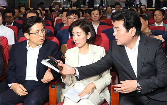 황교안 자유한국당 대표가 지난 25일 의원회관에서 열린 '안보가 안보인다' 북콘서트에서 원유철 의원으로부터 책을 건네받고 있다. ⓒ데일리안 박항구 기자