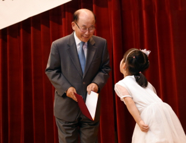 이문호 LG복지재단 대표이사(왼쪽)가 26일 오후 서울 여의도 LG트윈타워에서 개최된 '저신장아동 성장호르몬제 기증식'에서 어린이에게 기증서를 전달하고 있다.ⓒLG