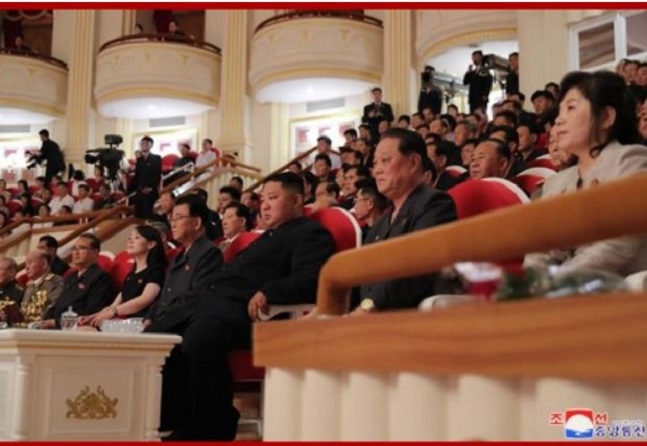 김정은 북한 국무위원장이 정전 체결 66주년에 국립교향악단의 '7·27 기념음악회'를 관람했다고 조선중앙통신이 28일 보도했다. 사진은 중앙통신 홈페이지에 공개된 김 위원장의 음악회 관람 사진.ⓒ연합뉴스