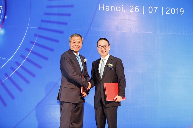 홍원표 삼성SDS 대표이사(사장·오른쪽)이 지난 26일 베트남 하노이에서 응우엔 쭝 찡 CMC 대표이사(회장)과 전략적 투자 계약을 체결한 뒤 악수하고 있다.ⓒ삼성SDS
