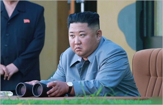 김정은 북한 국무위원장이 지난 25일 강원도 원산에서 단거리 탄도미사일 시험발사를 지도하고 있다. ⓒ조선중앙통신