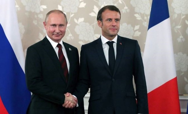 블라디미르 푸틴 러시아 대통령(왼쪽)이 지난 6월 말 열린 G20 회의장에서 에마뉘엘 마크롱 프랑스 대통령을 만나 악수하고 있다.ⓒ연합뉴스