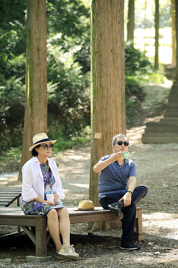 문재인 대통령과 김정숙 여사가 2018년 8월 2일 대전 장태산휴양림에서 여름휴가를 보내고 있다.ⓒ청와대