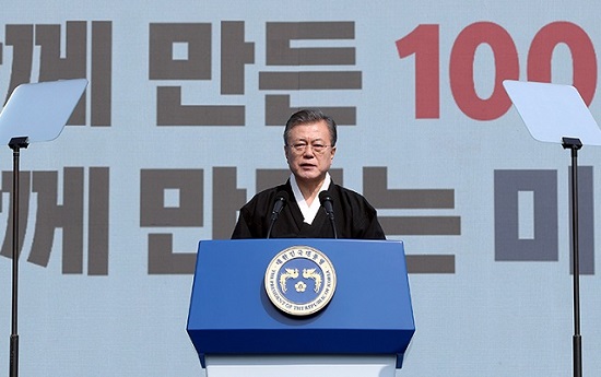 문재인 대통령이 3월 1일 서울 광화문광장에서 열린 제100주년 3.1절 기념식에서 기념사를 하고 있다.ⓒ청와대