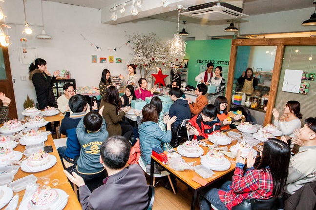 한국거래소 임직원들이 결연아동과 함께 케익 만들기 체험활동을 하고 있다.ⓒ거래소