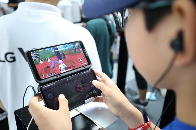 한 이용자가 LG전자 ‘LG V50 씽큐(ThinQ)’와 ‘듀얼 스크린’으로 게임 플레이하는 모습.ⓒLG전자
