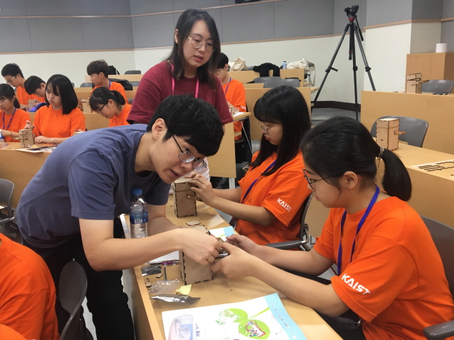 ‘한화-KAIST 청소년 여름과학캠프’에 참가한 멘토와 멘티들이 헝그리봇을 만드는 체험활동을 진행하고 있다.ⓒ한화그룹