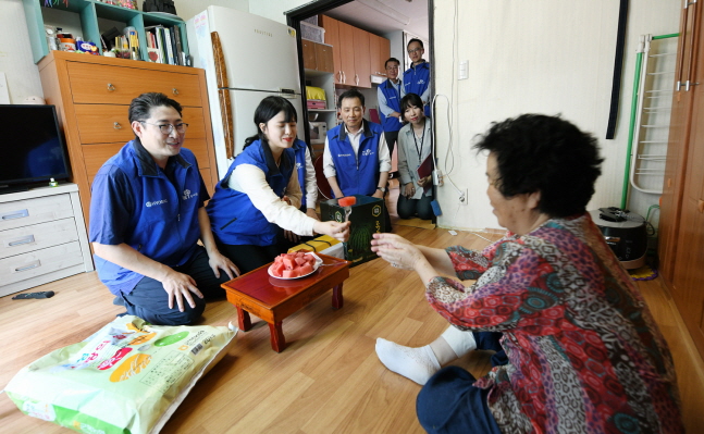 조현준 효성그룹 회장(왼쪽)이 지난해 8월 1일 서울시 마포구 성산동의 취약계층 세대를 방문해 수박과 쌀을 전하고 이웃과 담소를 나누고 있다.ⓒ효성그룹