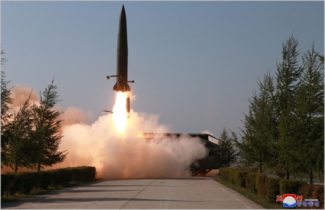 지난 25일 북한이 강원도 원산에서 신형 단거리 탄도미사일을 발사하는 모습 ⓒ조선중앙통신