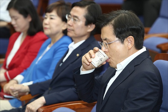 황교안 자유한국당 대표가 1일 오전 국회에서 열린 자유한국당 안보의원총회에서 물을 마시고 있다. ⓒ데일리안 홍금표 기자