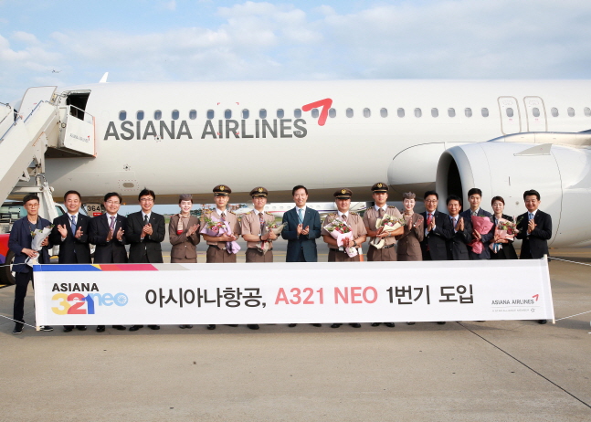 한창수 아시아나항공 사장(왼쪽에서 여덟번째)이 1일 인천국제공항 주기장에서 진행된 A321 NEO 1번기 신규도입 행사에서 임직원들과 함께 기념사진을 찍고 있다.ⓒ아시아나항공