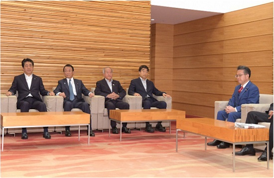 2일 오전 10시 아베 신조 일본 총리(맨 왼쪽)와 세코 히로시게 일본 경제산업상(맨 오른쪽) 등이 총리 관저에서 각의(국무회의)를 열고 한국의 화이트리스트 제외 시행령 개정안을 결의했다. ⓒ마이니치