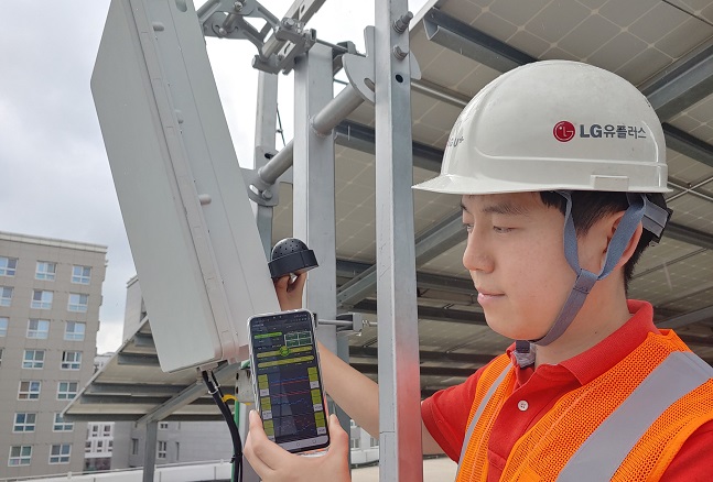 LG유플러스 직원이 5G 모바일 품질측정 앱으로 기지국에서 신호세기, 다운로드, 업로드 속도 등을 측정하고 있다.ⓒLG유플러스