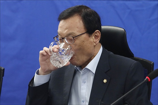이해찬 더불어민주당 대표가 7월 31일 서울 여의도 국회 의원회관에서 열린 더불어민주당 확대간부회의에서 물을 마시고 있다. ⓒ데일리안 홍금표 기자