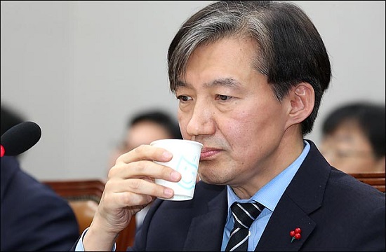 조국 청와대 민정수석이 2018년 12월 31일 국회에서 열린 국회 운영위원회에서 의원들의 질의에 답변한 뒤 물을 마시고 있다. ⓒ데일리안 박항구 기자