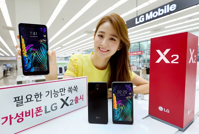 LG전자 모델이 실속형 스마트폰 ‘LG X2’를 국내 출시 소식을 전하고 있다.ⓒLG전자