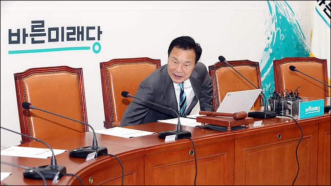 손학규 바른미래당 대표가 5일 오전 국회에서 열린 최고위원회의에 참석해 자리에 앉고 있다. ⓒ데일리안 박항구 기자