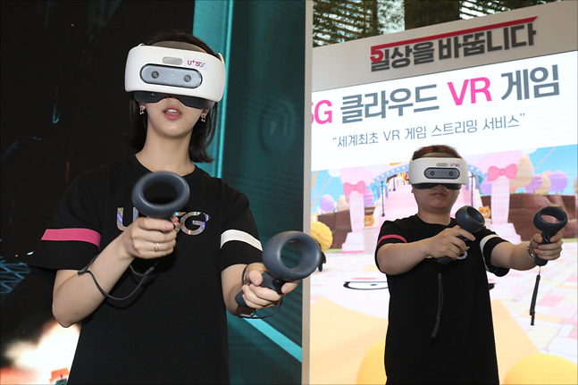 LG유플러스 직원이 지난달 2일 서울 용산 본사 1층에 마련된 ‘5G 클라우드 VR게임’ 체험존에서 가상현실(VR)게임을 시연하고 있다.ⓒ데일리안 홍금표 기자